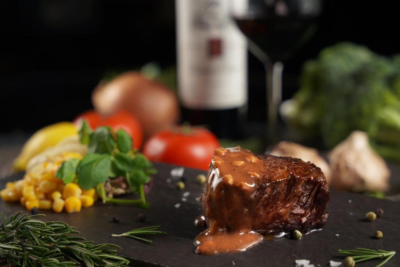 Palais De Chine Hotel Taipei Dış mekan fotoğraf A steak with a red wine sauce