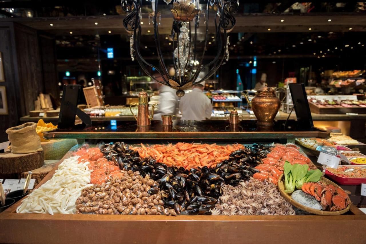Palais De Chine Hotel Taipei Dış mekan fotoğraf Seafood buffet at a restaurant