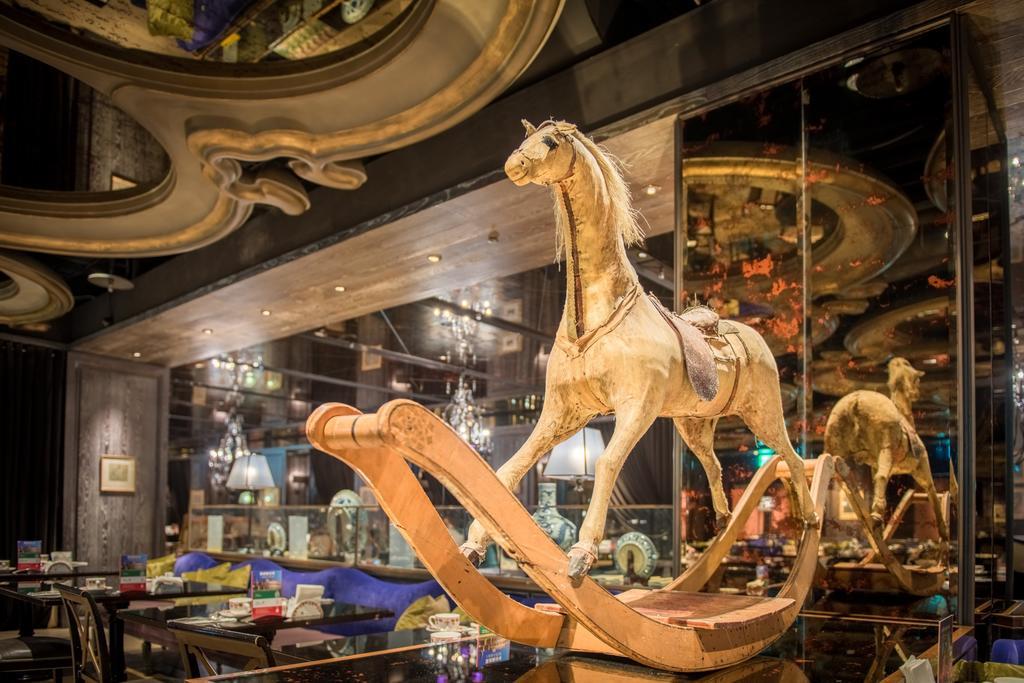 Palais De Chine Hotel Taipei Dış mekan fotoğraf The carousel at the entrance of the store